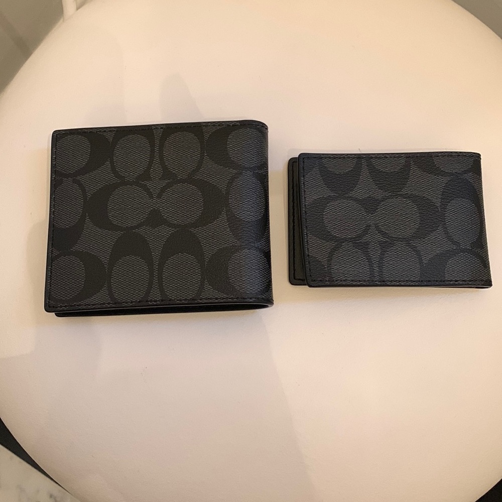 Genuine calf skin leather lined men’s Coach wallet. And card holder